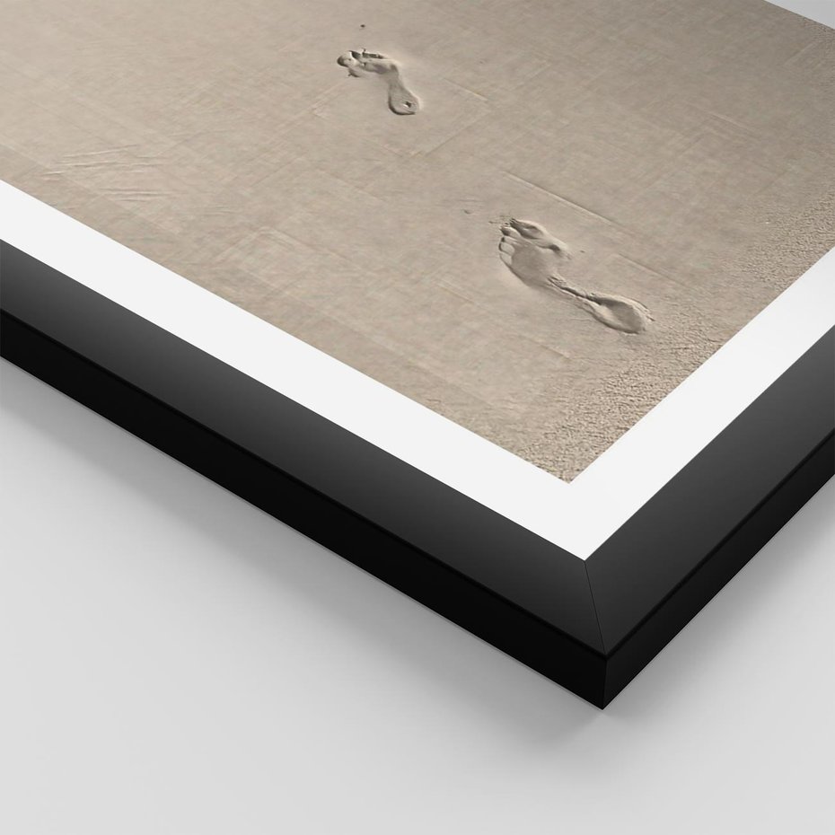 Plakat w ramie 30x40 - Ślady na Złocistym Piasku - piasek, ślady stóp na piasku - rama czarna