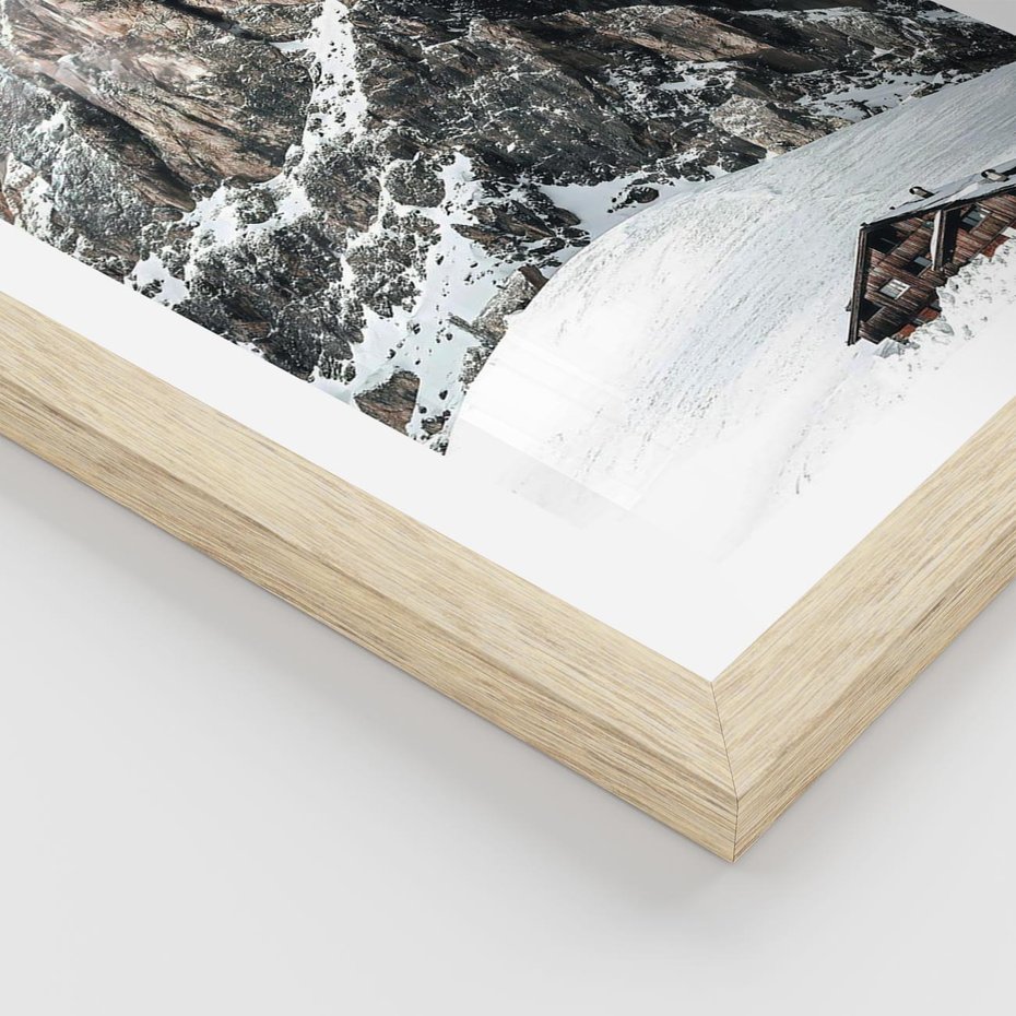 Plakat w ramie 30x40 - Górski Raj z Chatką - górskie szczyty, ośnieżone góry - rama drewno