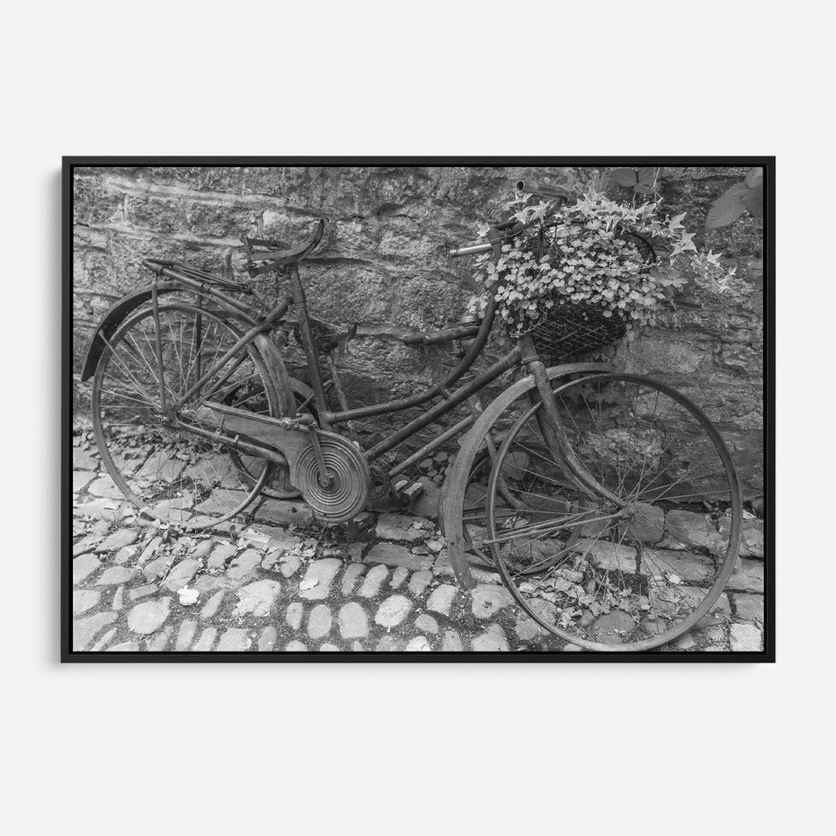 Obraz w ramie 100x70 - Zapomniany Urok - czarno biała fotografia, stary rower oparty o mur - rama czarna