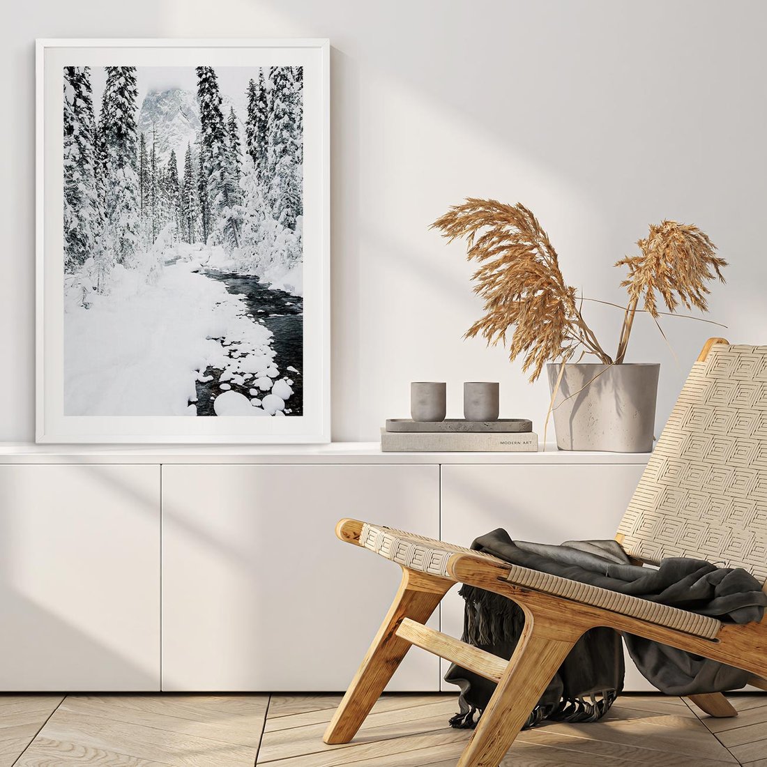 Plakat w ramie 30x40 - Spokój Zimowego Lasu w Górach - zima w lesie, w górach - rama biała