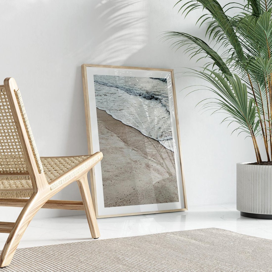 Plakat w ramie 50x70 - Brzeg Morza: Malownicza Plaża i Fale - morze, plaża - rama drewno