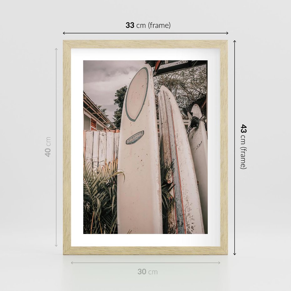 Plakat w ramie 30x40 - Deski Surfingowe czekają na Fale - deski surfingowe, stoją pod płotem - rama drewno