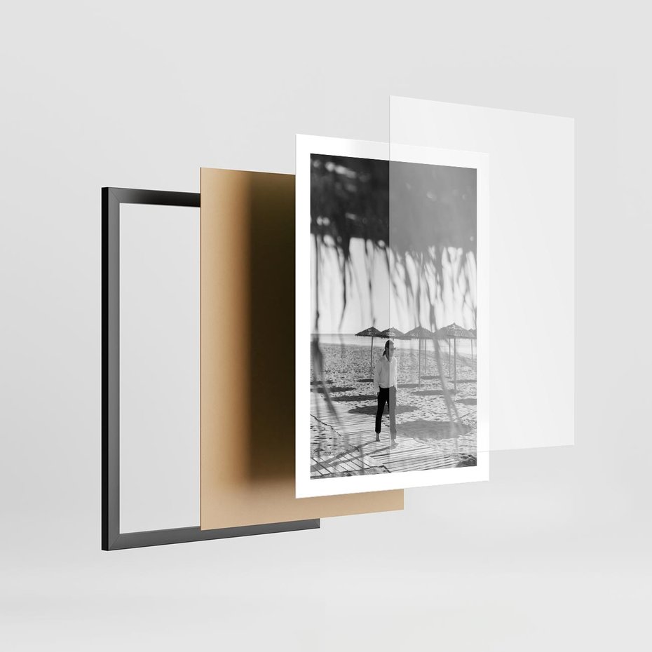 Plakat w ramie 50x70 - Wakacyjny Spacer - czarno białe zdjecie, plaża - rama czarna