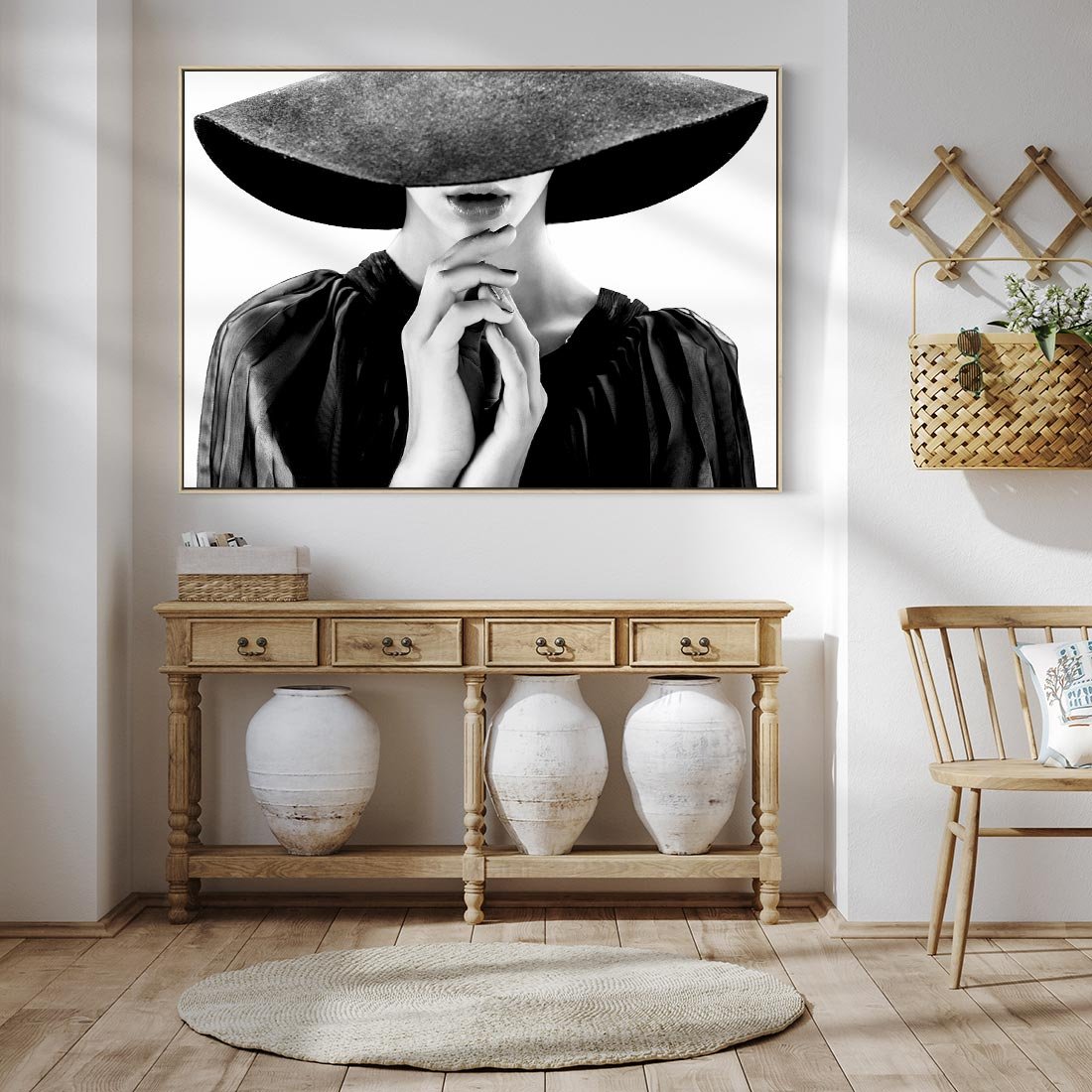 Obraz w ramie 70x50 - Czarna Elegancja - fotografia czarno biała, zbliżenie portret kobiety w czerni - rama drewno