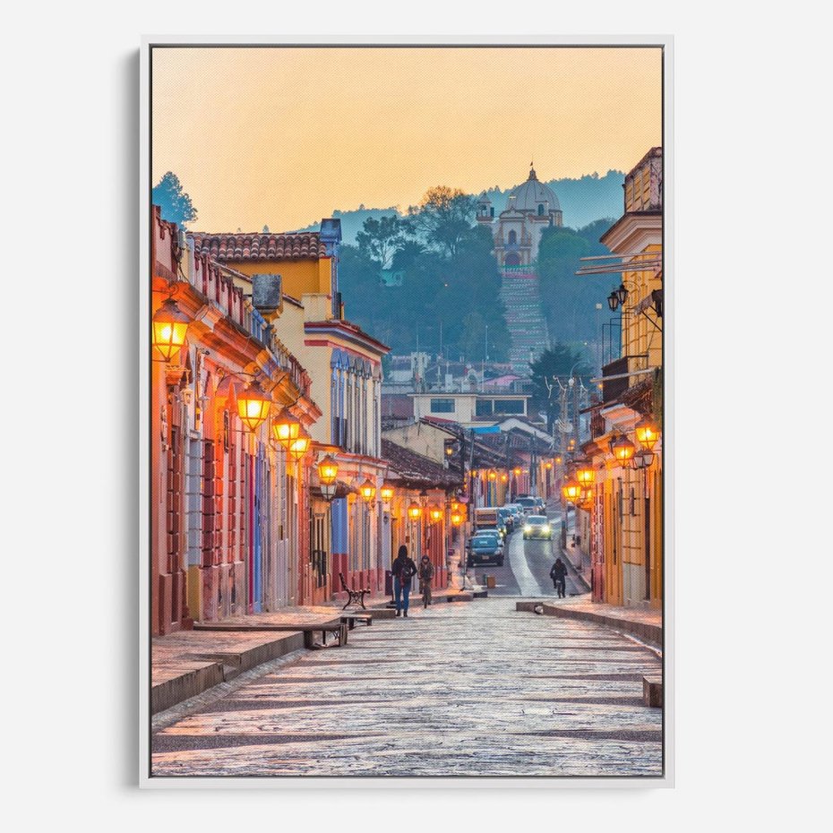 Obraz w ramie 70x100 - W stronę marzycielskich horyzontów - włoska uliczka, wieczór - rama biała