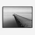 Obraz w ramie 70x50 - Mglista Perspektywa - czarno biała fotografia, drewniany pomost na jeziorze - rama czarna