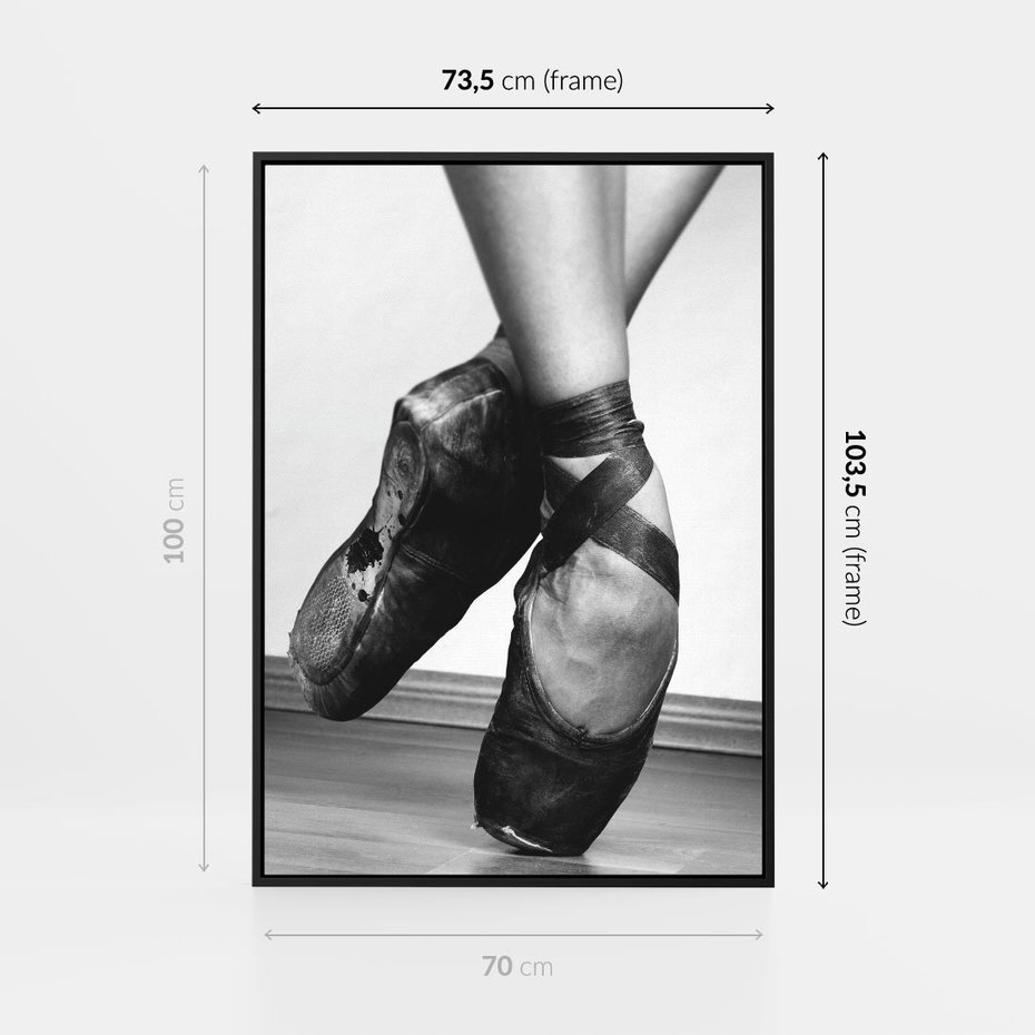 Obraz w ramie 70x100 - Taniec Zmysłów - artystyczne zdjęcie, odcienie szarości - rama czarna