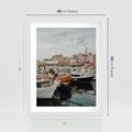 Plakat w ramie 40x50 - Malowniczy Krajobraz Morski - morze, łódki - rama biała