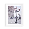 Plakat w ramie 40x50 - Przemijający urok miasta - miasto, uliczka - rama biała