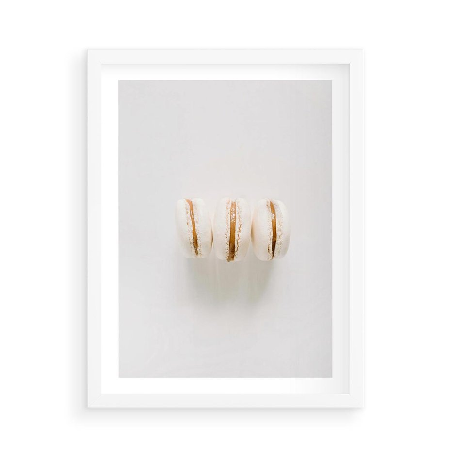 Plakat w ramie 50x70 - Delikatność w Bieli - białe ciateczka. makaroniki, minimalistyczne zdjęcie - rama biała