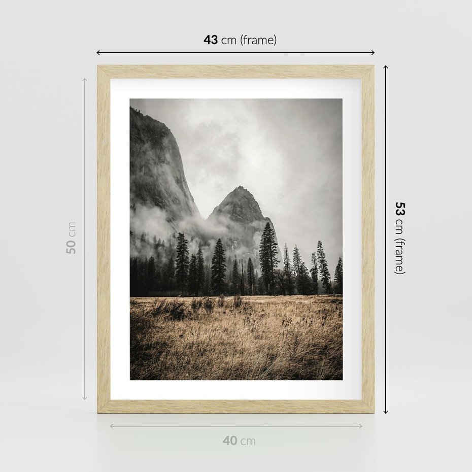 Plakat w ramie 40x50 - Mglisty Pejzaż Górski: Urok Niewidzialnośc - góry, krajobraz - rama drewno
