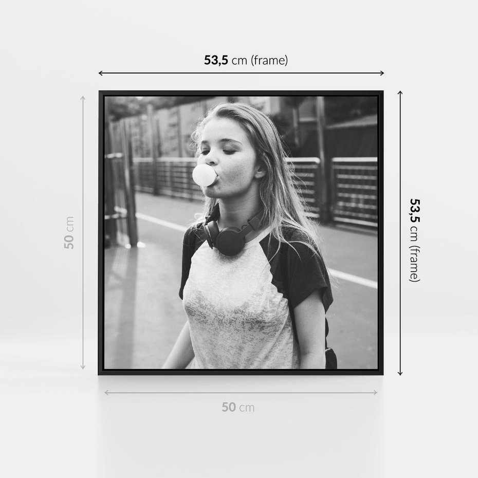 Obraz w ramie 50x50 - Letnia Młodość - nowoczesna fotografia, czarno biała - rama czarna