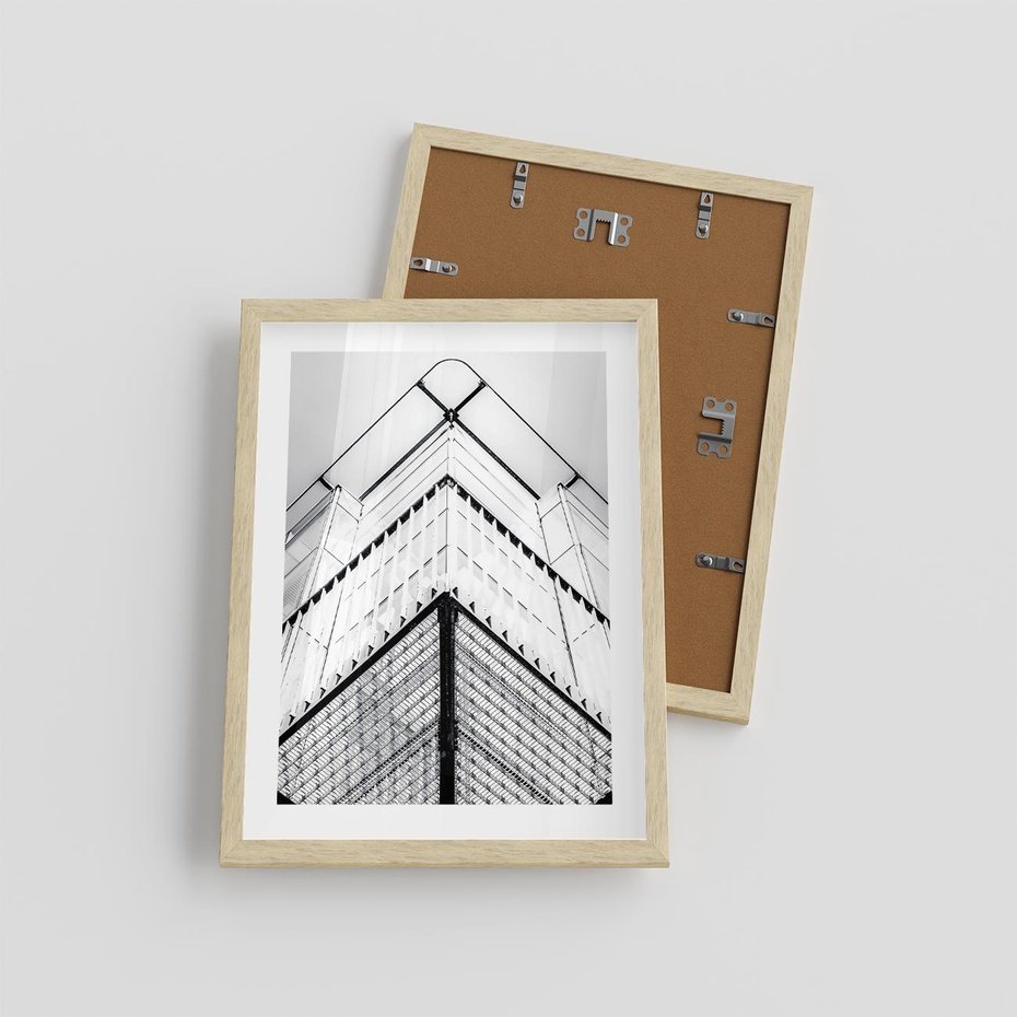 Plakat w ramie 30x40 - Elegancja Współczesnej Architektury: Wieżowiec w Monochromii - nowoczesna architektura, czarno biała fotografia - rama drewno