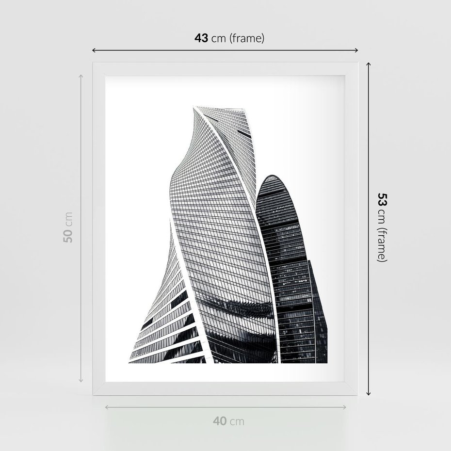 Plakat w ramie 40x50 - Wieżowce z Falistymi Kształtami - nowoczesne wieżowce, czarno biała fotografia - rama biała