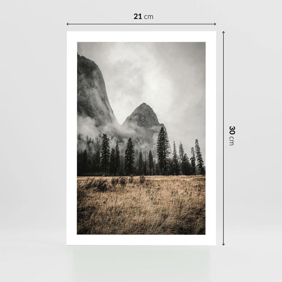 Plakat bez ramy 21x30 - Mglisty Pejzaż Górski: Urok Niewidzialnośc - góry, krajobraz