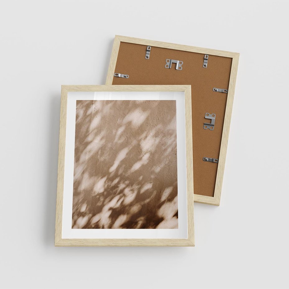 Plakat w ramie 40x50 - Abstrakcyjna Kompozycja: Cień na Ścianie - cień na ścianie, beżowe kolory - rama drewno