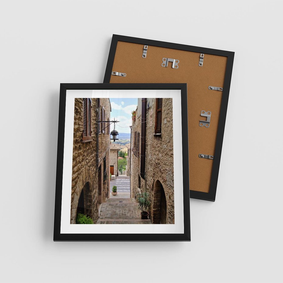 Plakat w ramie 40x50 - Perspektywa malowniczej uliczki - uliczka, perspektywa - rama czarna