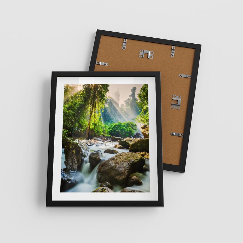 Plakat w ramie 40x50 - Idylliczny strumyk w urokliwym lesie - strumyk, las - rama czarna