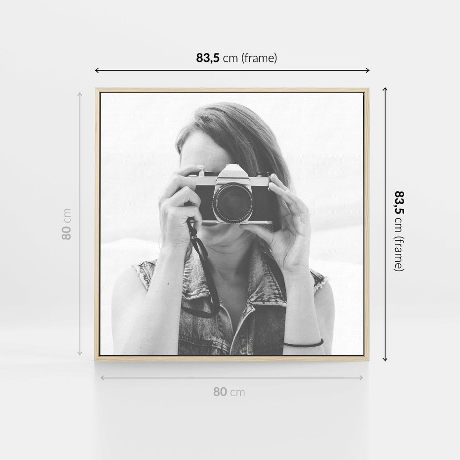 Obraz w ramie 80x80 - Zrób mi Zdjęcie - fotografia, kobieta z aparatem - rama drewno