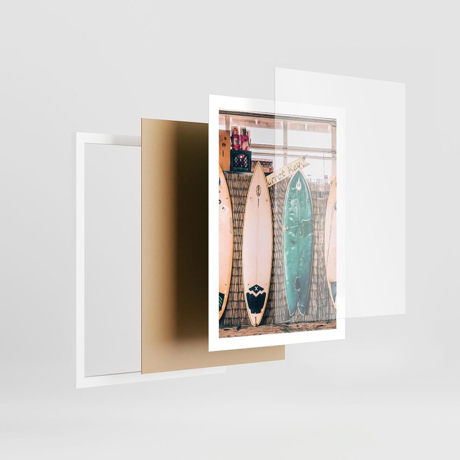 Plakat w ramie 50x70 - Deski Surfingowe w Pionie - deski surfingowe, ustawione pionowo - rama biała