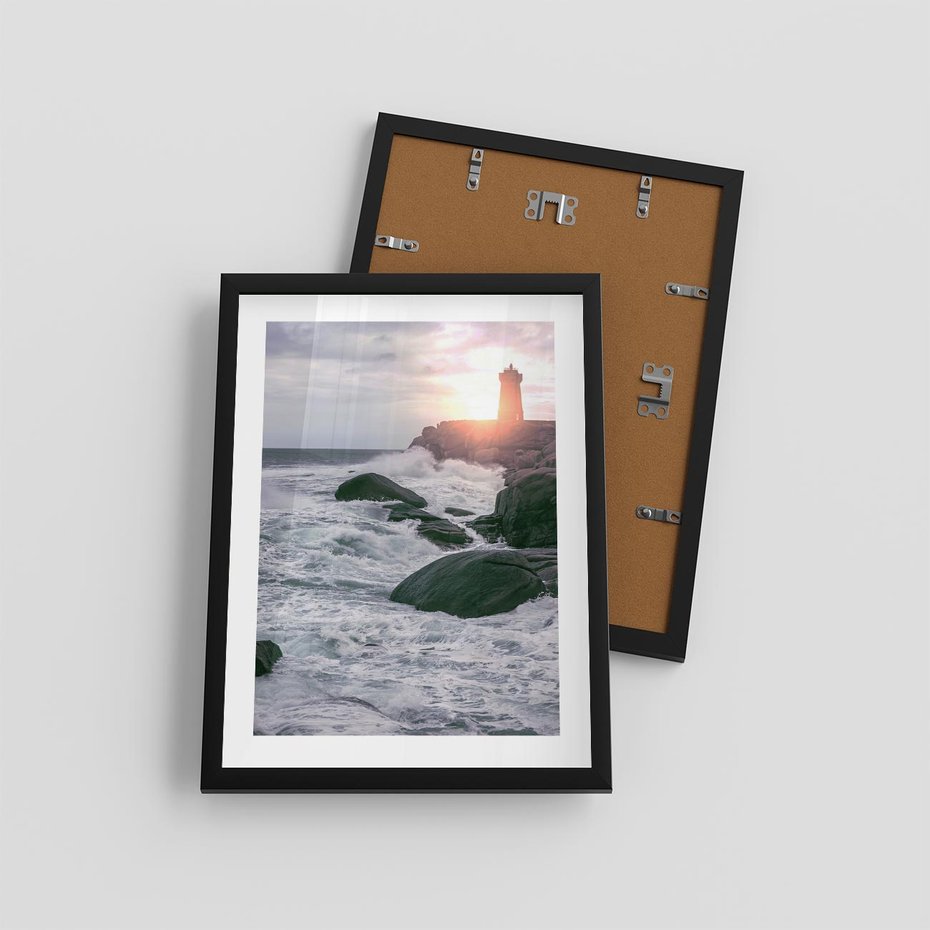 Plakat w ramie 30x40 - Latarnia, Zachód Słońca i Fale - latarnia na klifie, zachód słońca - rama czarna