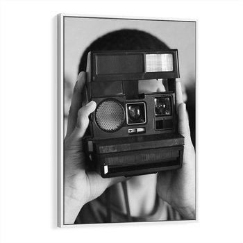 Obraz w ramie 50x70 - Mężczyzna za Aparatem - czarno białe zdjęcie, portret - rama biała