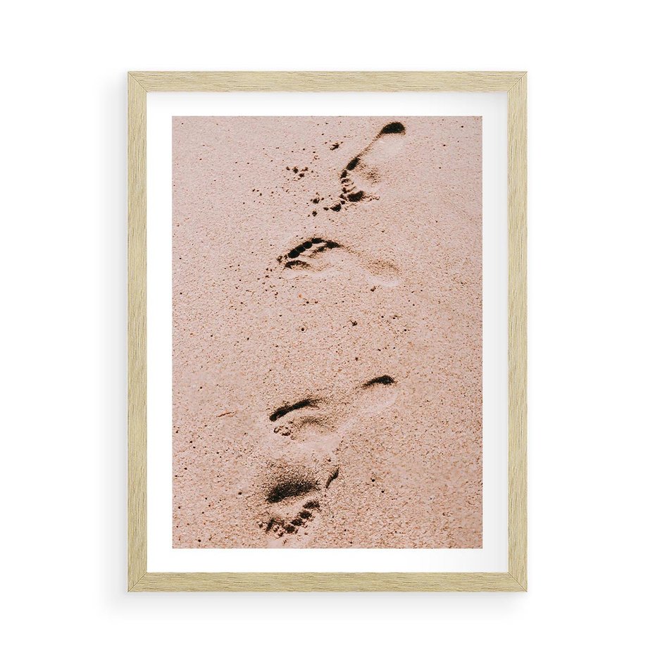 Plakat w ramie 50x70 - Ślady na Piasku - piasek, plaża - rama drewno