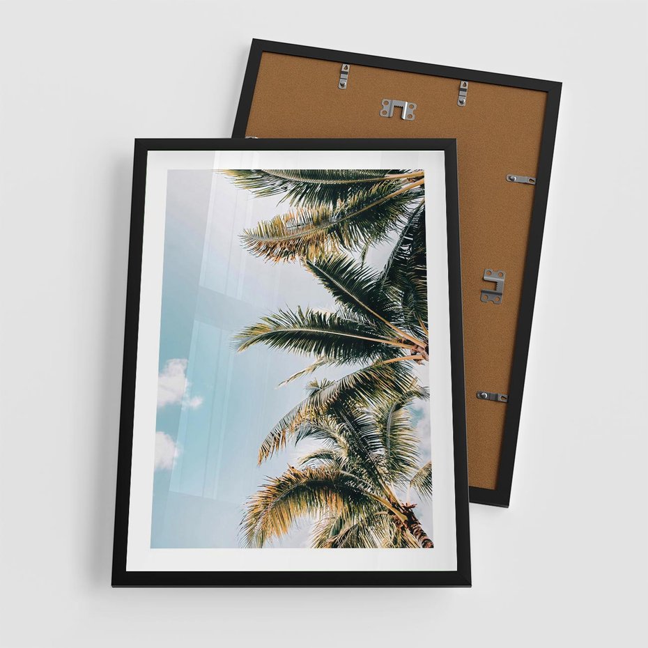 Plakat w ramie 50x70 - Pod Błękitnym Niebem - palmy, ujęcie z dołu - rama czarna