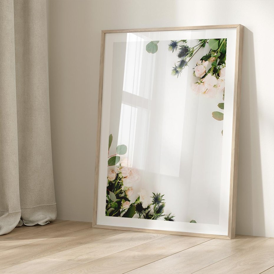 Plakat w ramie 30x40 - Kompozycja z Białych Róż i Eukaliptusa - kompozycja z białych kwiatów na białym tle, róże - rama drewno