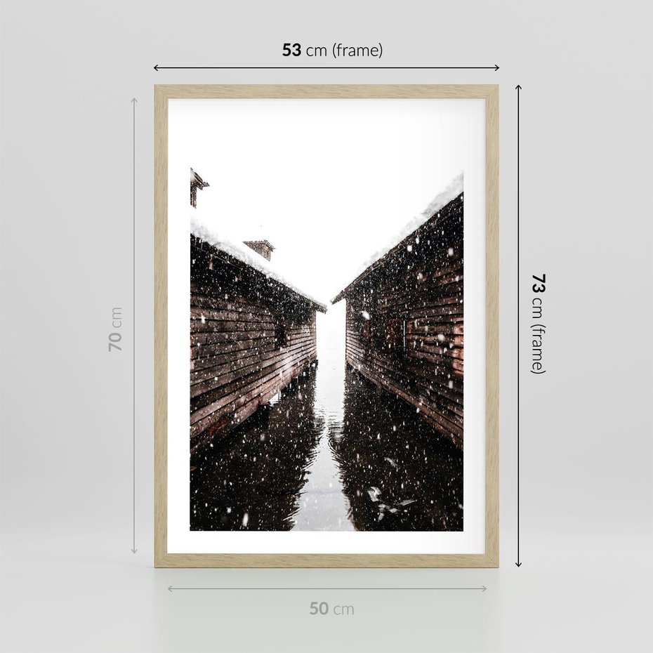 Plakat w ramie 50x70 - Spadający Śnieg - domek górski, w zimie - rama drewno