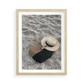Plakat w ramie 50x70 - Plażowe Przygotowania - torba plażowa, kapelusz - rama drewno
