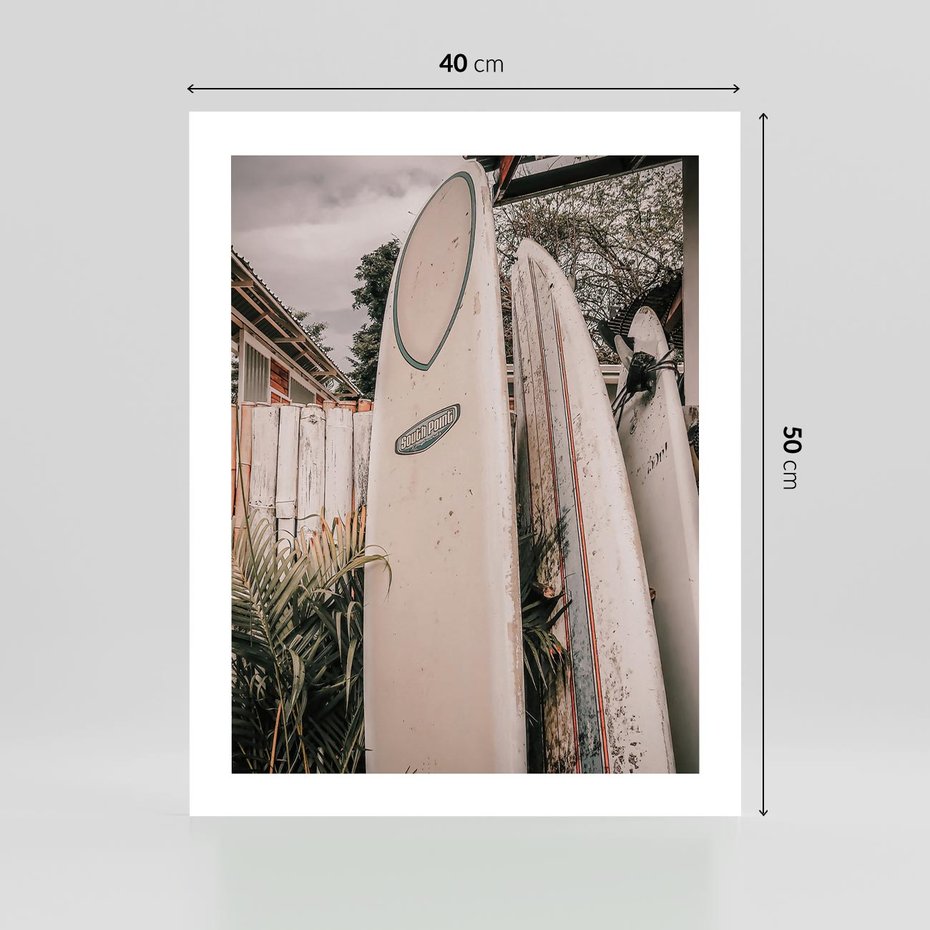 Plakat bez ramy 40x50 - Deski Surfingowe czekają na Fale - deski surfingowe, stoją pod płotem