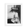 Plakat w ramie 50x70 - Po Schodach w Dół - czarno białą fotgrafia, zakręcone schody w starek kamienicy - rama biała