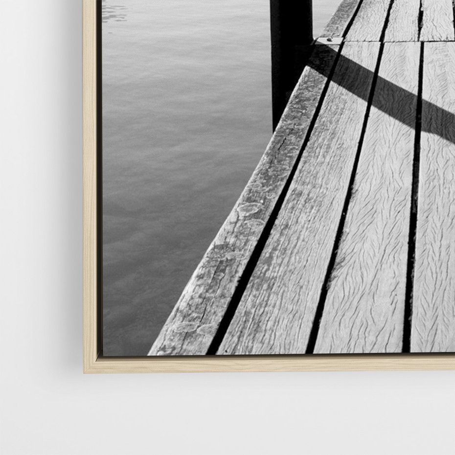 Obraz w ramie 80x120 - Spokojna Przystań - czarno biała fotografia, drewniany pomost na jeziorze - rama drewno