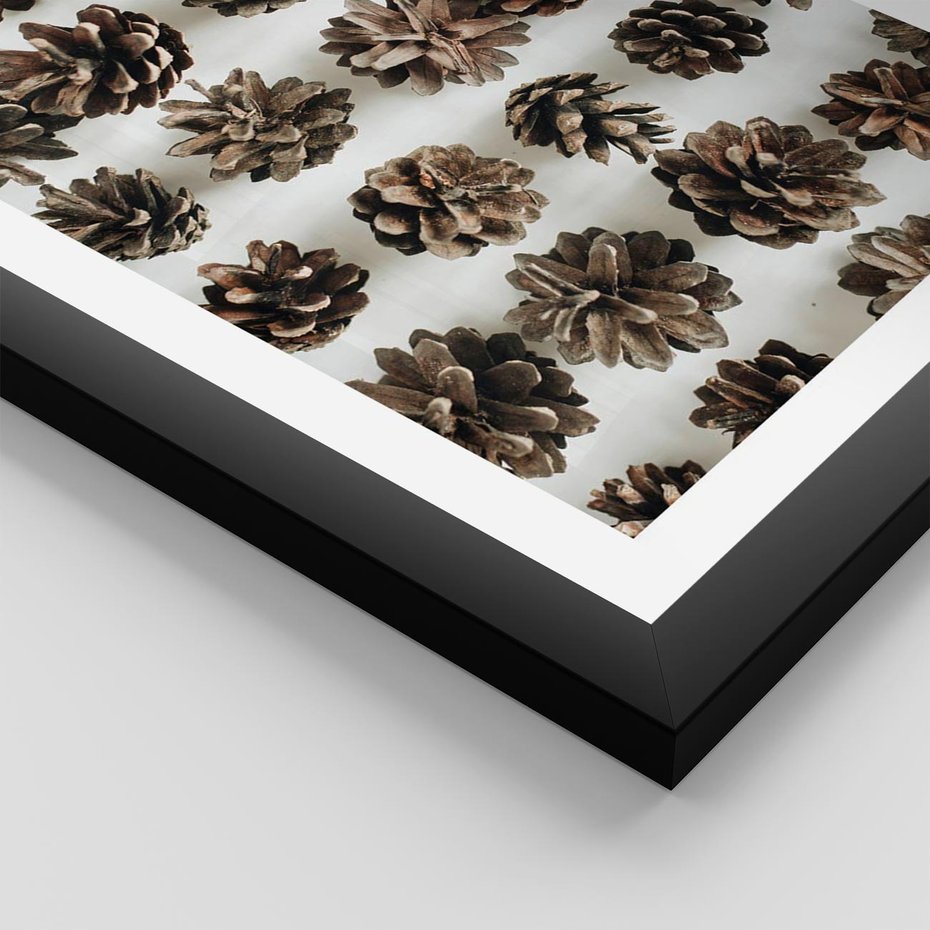 Plakat w ramie 40x50 - Jesienna Tekstura - kompozycja z suchych szyszek, jesienne szyszki - rama czarna