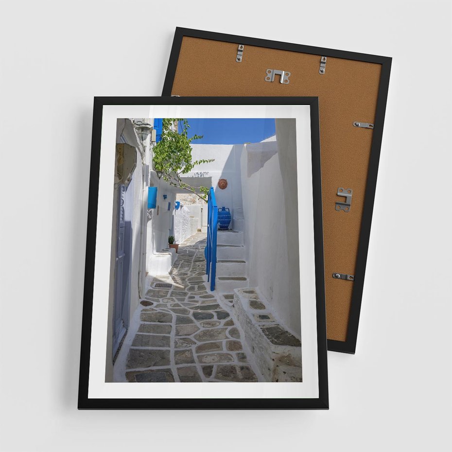 Plakat w ramie 50x70 - Uroki Santorini: Perspektywiczna Uliczka - uliczka, perspektywa - rama czarna