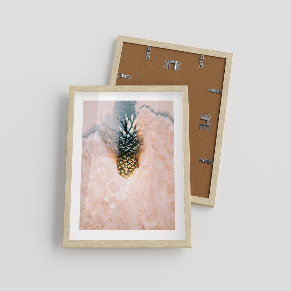 Plakat w ramie 30x40 - Egzotyczna Plaża - ananas, na plaży - rama drewno