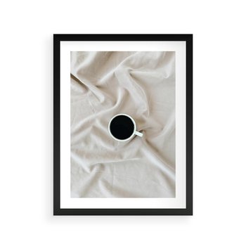 Plakat w ramie 30x40 - Poranek z Kawą - kawa filiżanka w białej pościeli - rama czarna