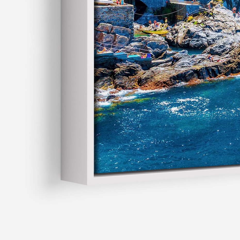 Obraz w ramie 70x100 - Barwne Wybrzeże - nadmorskie miasto na klifie, kolorowe tęczowe budynki - rama biała