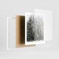 Plakat w ramie 40x50 - Sypiący Śnieg - las w zimie, drzewa pod śniegiem - rama biała