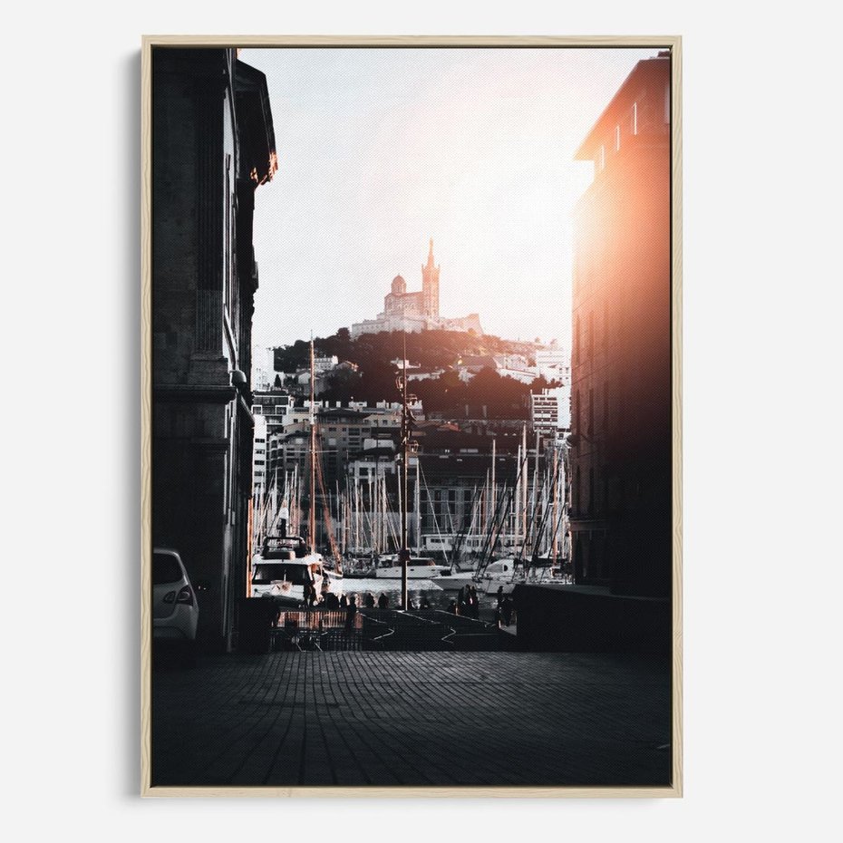 Obraz w ramie 80x120 - Światło Portowe - czarno białe zdjecie, uliczka w nadmorskim mieście - rama drewno