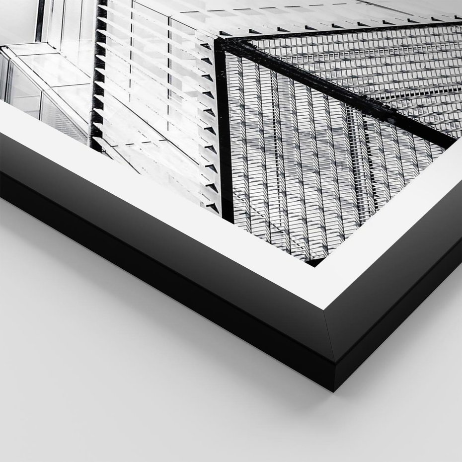 Plakat w ramie 40x50 - Elegancja Współczesnej Architektury: Wieżowiec w Monochromii - nowoczesna architektura, czarno biała fotografia - rama czarna