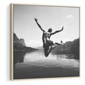 Obraz w ramie 50x50 - Beztroska Chwila - czarno biała fotografia, mężczyzna wesoło wskakuje do keziora w górach - rama drewno