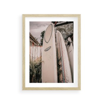 Plakat w ramie 30x40 - Deski Surfingowe czekają na Fale - deski surfingowe, stoją pod płotem - rama drewno