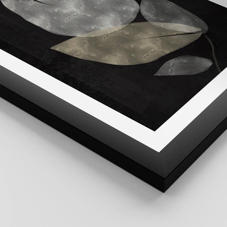 Plakat w ramie 50x70 - Nocne Uniesienia - abstrakcyjny kwiat, mroczna atmosfera - rama czarna