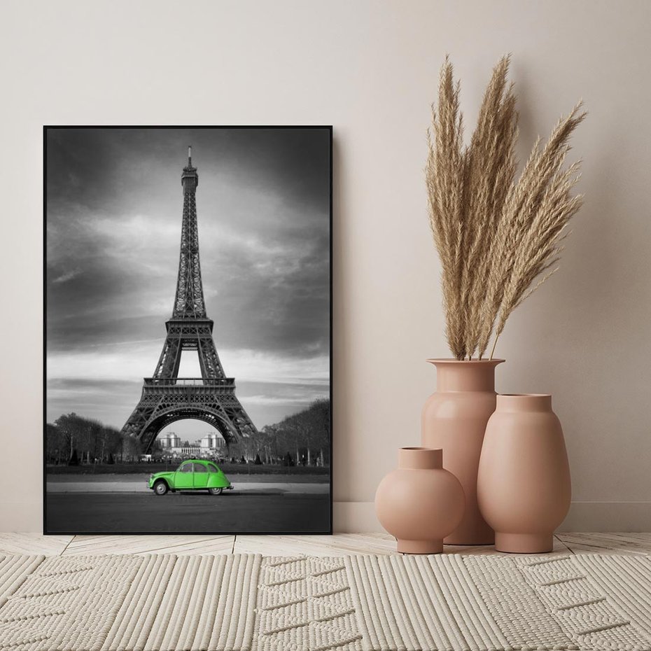 Obraz w ramie 70x100 - Paryskie Romantyczne Spotkanie - Eiffla, samochód - rama czarna