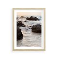 Plakat w ramie 30x40 - Dramatyczna Sceneria: Morze i Skały nad Brzegiem - fale, morze - rama drewno