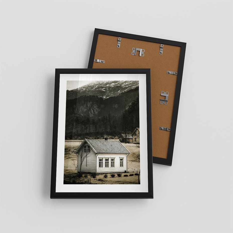 Plakat w ramie 30x40 - Ciepło i Urok Górskiego Domku - domek w górach, sepia - rama czarna