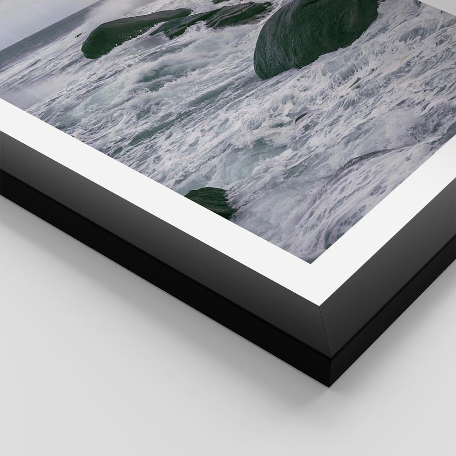 Plakat w ramie 40x50 - Latarnia, Zachód Słońca i Fale - latarnia na klifie, zachód słońca - rama czarna