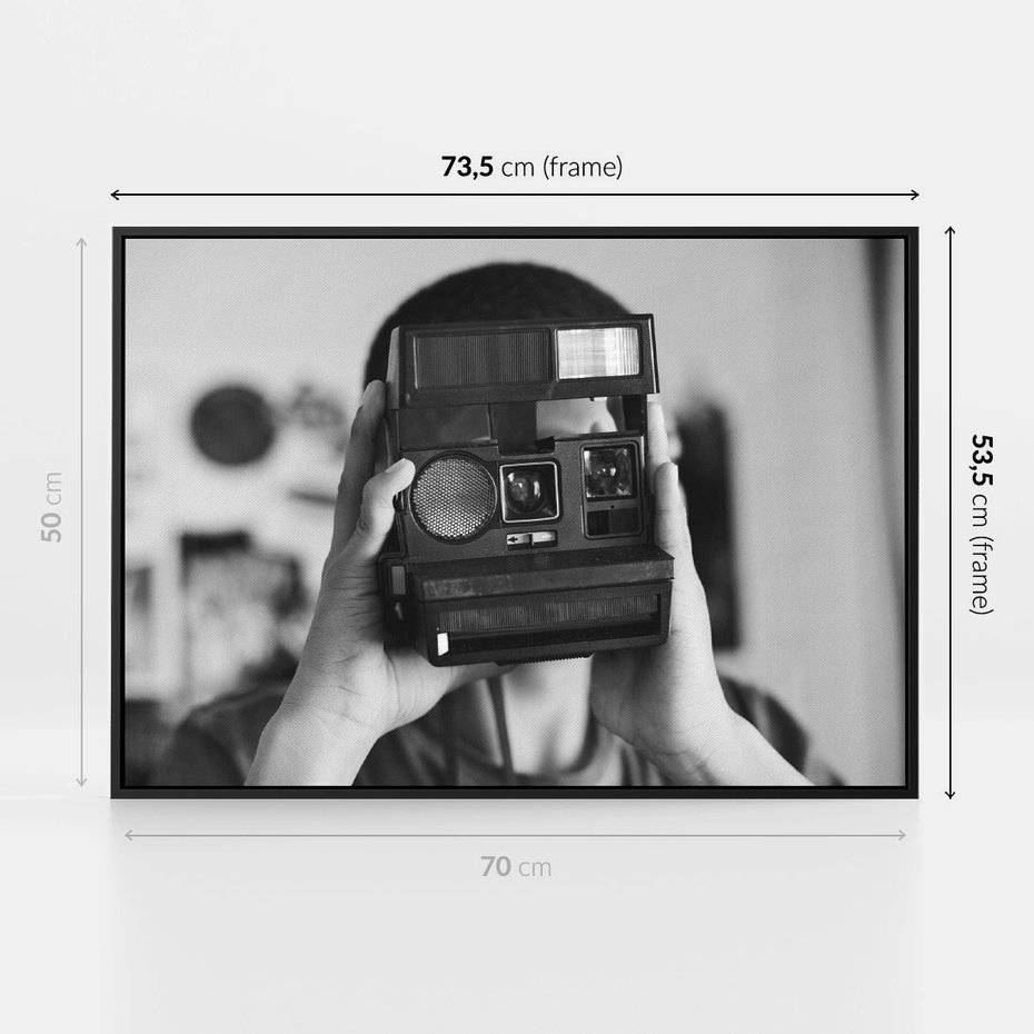 Obraz w ramie 70x50 - Mężczyzna za Aparatem - czarno białe zdjęcie, portret - rama czarna